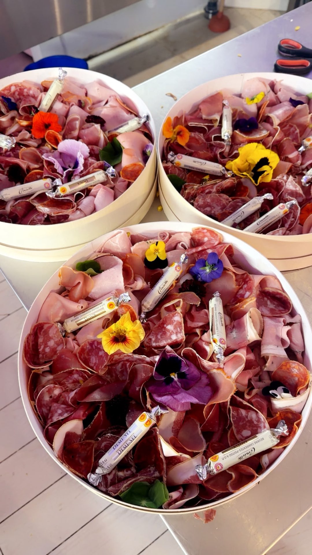 Trio de box rondes charcuterie & fleurs comestibles