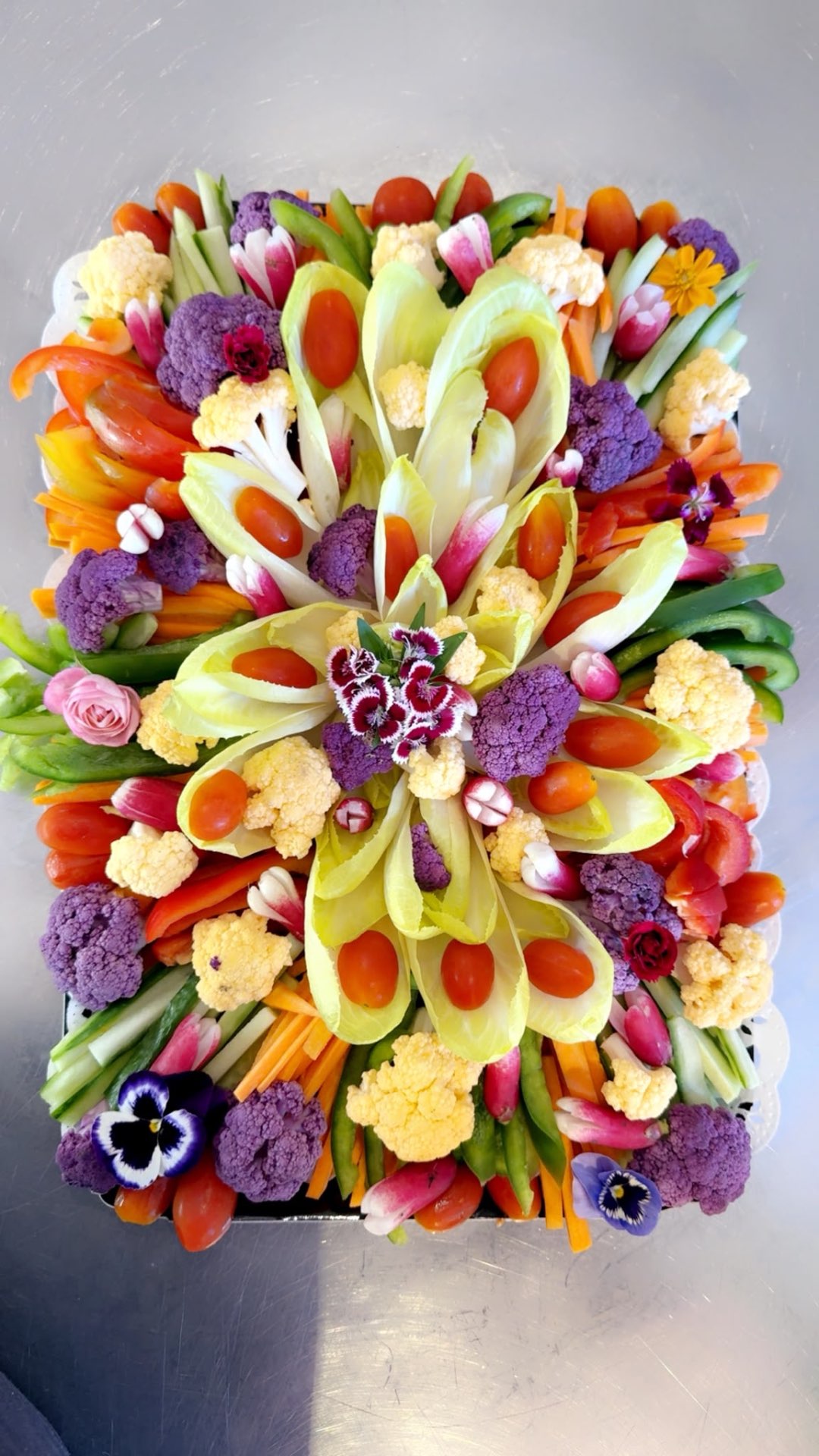 Plateau crudités arc-en-ciel signature Tony Traiteur