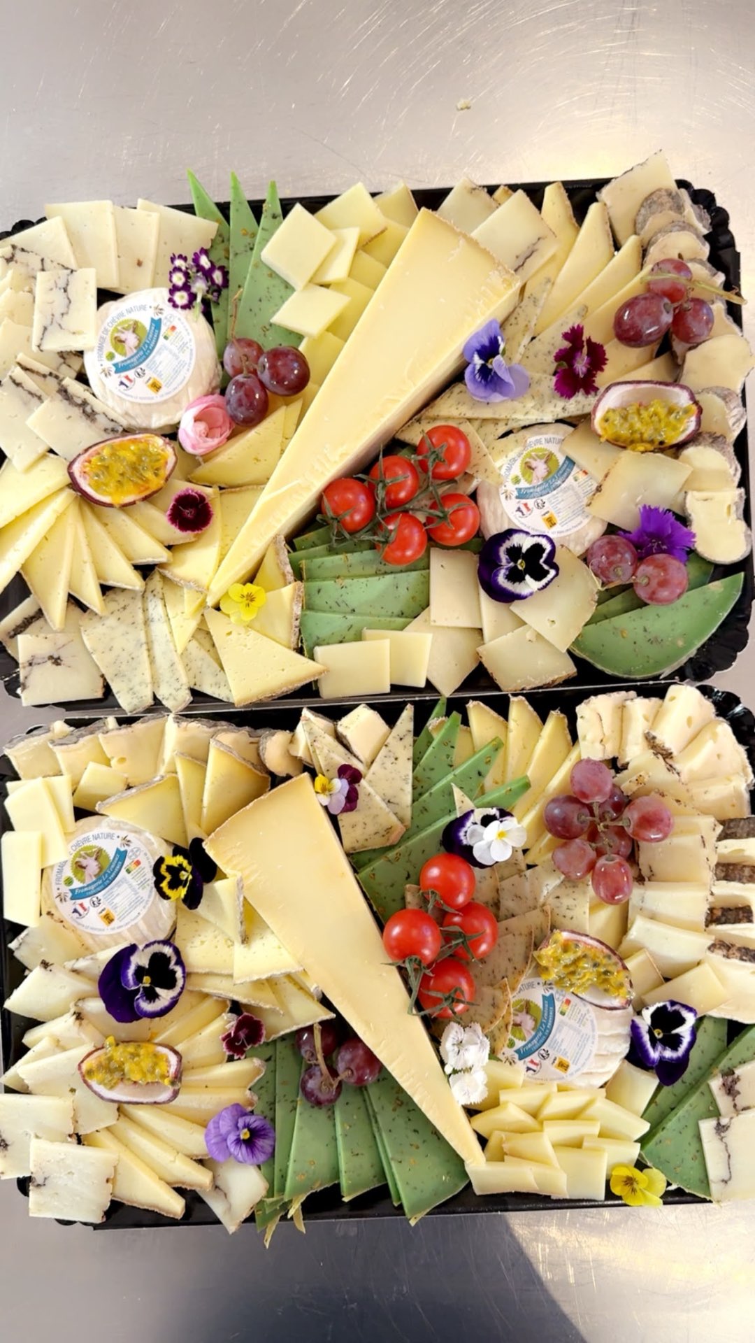 Plateau fromages, grappes & fleurs