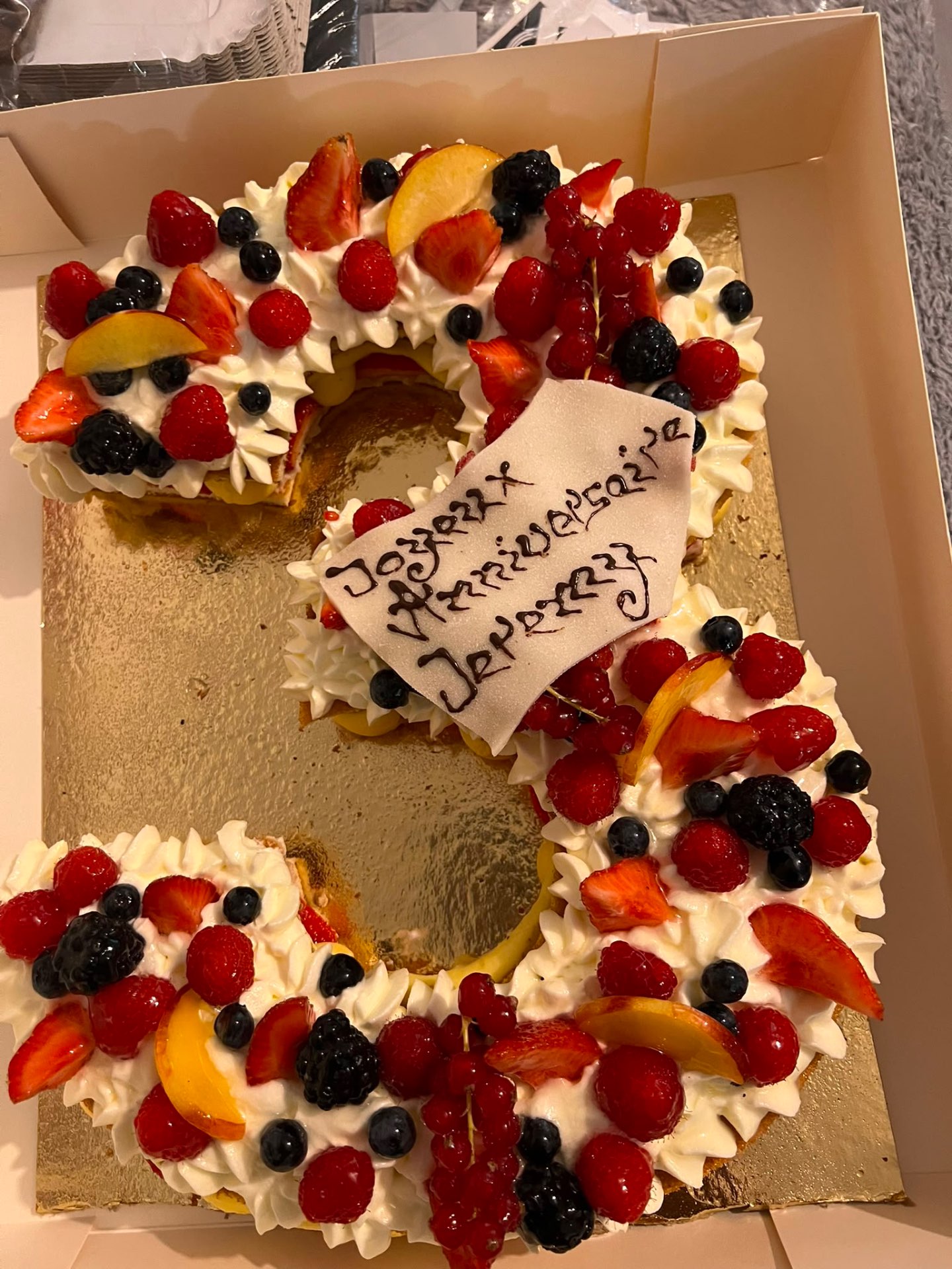 Number cake fruits rouges & chantilly